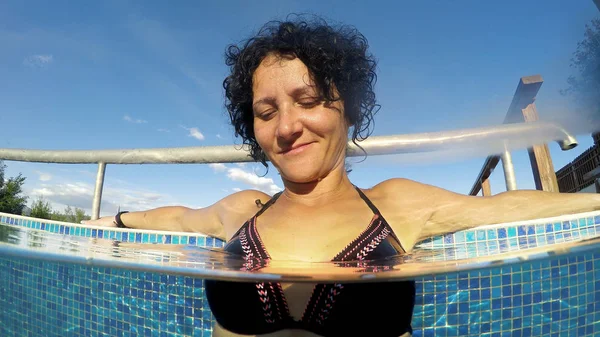 Femme Relaxant Dans Piscine Spa Extérieure Pendant Les Vacances — Photo