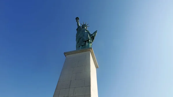 Widoku Kinowy Poniżej Repliki Statuy Wolności Paryżu — Zdjęcie stockowe