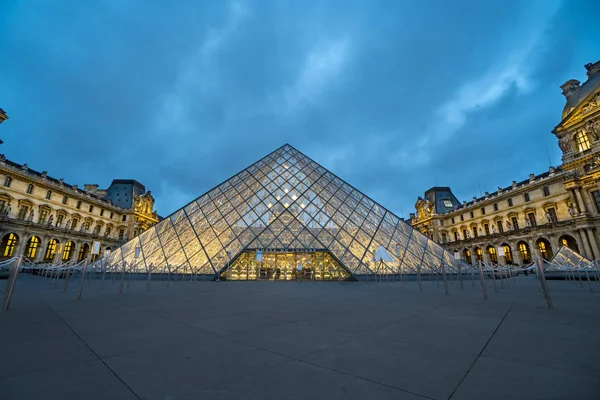 París Francia Circa Mayo 2017 Pirámide Iluminada Del Museo Del — Foto de Stock