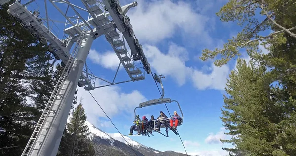 Bansko Bulgarien Circa Jan 2018 Skidåkare Ridning Ropewayen Bergen Solig — Stockfoto