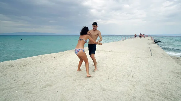 Jovem Casal Divertindo Lutando Praia — Fotografia de Stock