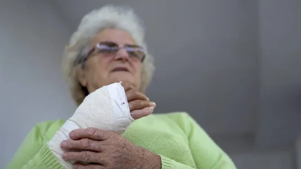 Стара Жінка Масаж Зламана Рука Відкритому Повітрі — стокове фото