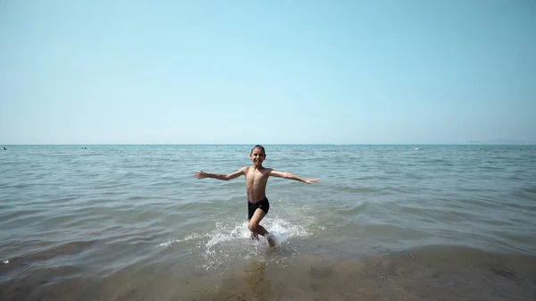 Счастливчик Выходит Морской Воды Передний Вид Кинотеатр — стоковое фото