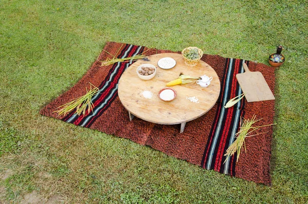 Platos Mesa Ethno Madera Alfombra Roja Tradicional Alimentos Vajilla Día — Foto de Stock