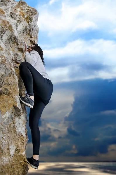 小女孩攀登在石灰石墙壁与宽广的谷在背景上 — 图库照片