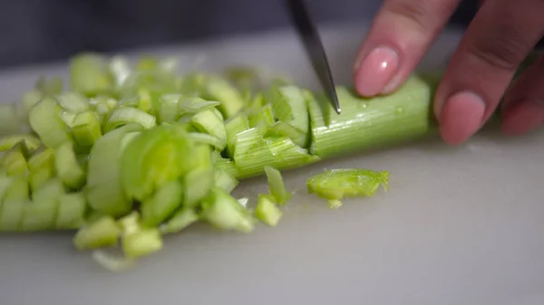 女性手切韭菜的特写 — 图库照片