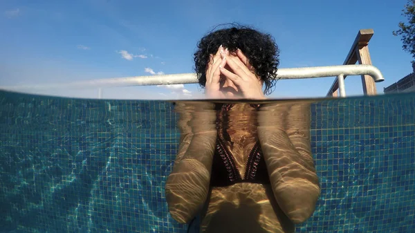Mulher Relaxante Hidroterapia Piscina Termal — Fotografia de Stock