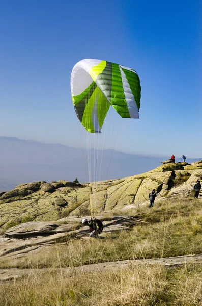 Prilep Macedonia Circa Feb 2017 Parapente Decolando Sobre Montanhas Dia — Fotografia de Stock