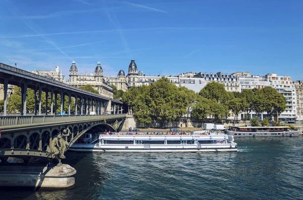 Most Pont Bir Hakeim Turystyczny Rejs Sekwany Pod Dramatyczne Niebo — Zdjęcie stockowe