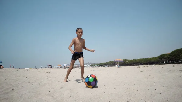 Junge Spielt Tagsüber Fußball Strand — Stockfoto