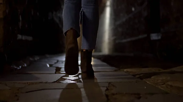 Kobieta Nogi Buty Spaceru Kamieniu Bruk Ciemnej Ulicy Stara Aleja — Zdjęcie stockowe
