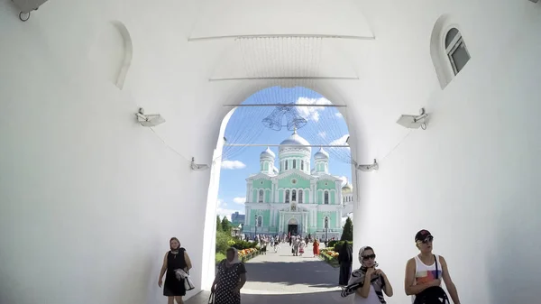 Diveevo Rússia Agosto 2016 Peregrinos Vão Divina Liturgia Catedral Santíssima — Fotografia de Stock