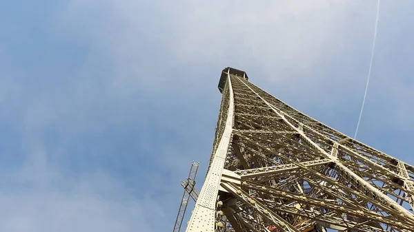 Eyfel Kulesi Üst Tepe Mavi Gökyüzü Arka Plan Üzerinde — Stok fotoğraf