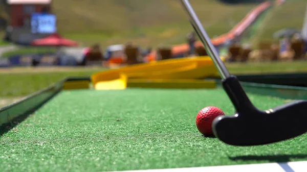 Zbliżenie Player Grać Mini Golfa Czerwoną Piłkę — Zdjęcie stockowe
