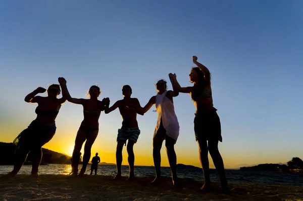 Sylwetki Ludzi Tańczących Plaży Przy Zachodzie Słońca Tło — Zdjęcie stockowe