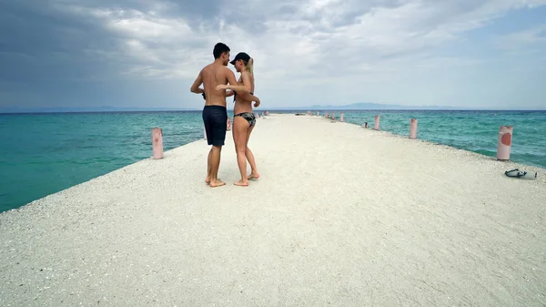 Casal Feliz Romântico Divertindo Cais Praia — Fotografia de Stock