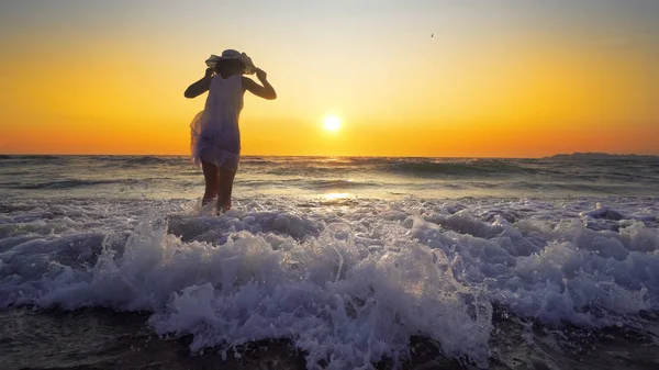 Mulher Vestido Branco Com Chapéu Desfrutando Praia Pôr Sol Fundo — Fotografia de Stock