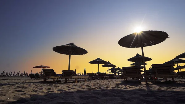 Пляжні Стільці Парасолькою Фоні Заходу Сонця — стокове фото