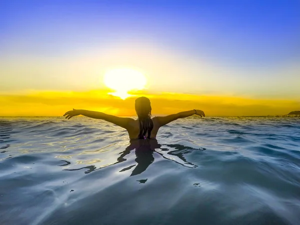 Улыбнись Свобода Счастливая Женщина Пляже Наслаждается Безмятежной Океанской Природой Время — стоковое фото