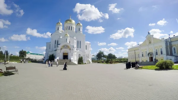 Diveevo Rússia Circa Agosto 2016 Peregrinos Desconhecidos Praça Catedral Perto — Fotografia de Stock