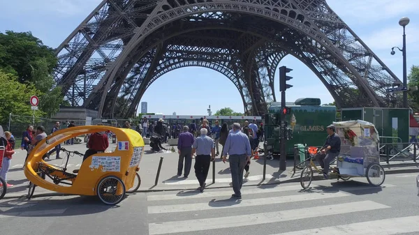 Paris Fransa Mayıs 2017 Trafik Sıkışıklığı Ile Eyfel Kulesi Veiw — Stok fotoğraf