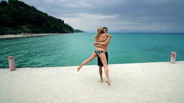 Romantisches Glückliches Paar Das Spaß Auf Der Strandmole Hat — Stockfoto