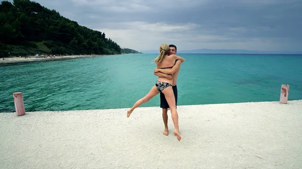 Casal Feliz Romântico Divertindo Cais Praia — Fotografia de Stock