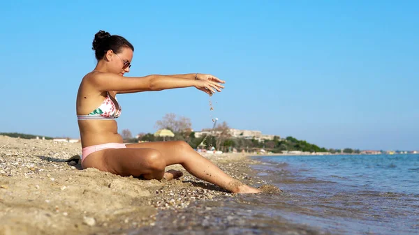 Adolescente Relajante Verano Playa Orilla —  Fotos de Stock