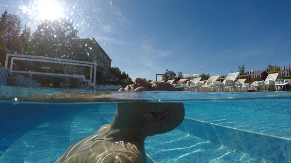 Man Ontspannen Thermale Zwembad Hydrotherapie — Stockfoto