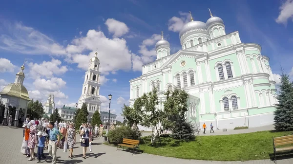 Diveevo Rússia Circa Agosto 2016 Peregrinos Desconhecidos Praça Catedral Perto — Fotografia de Stock