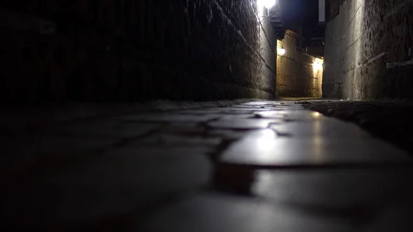 Misterioso Vicolo Stretto Con Lanterne Pavimentazione Pietra Notte — Foto Stock