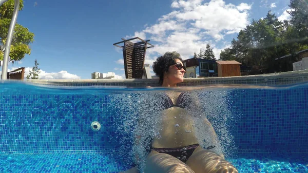 Mulher Relaxante Piscina Spa Livre Durante Férias — Fotografia de Stock