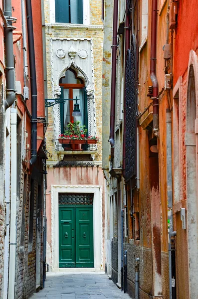 Узкая Улица Венеции — стоковое фото