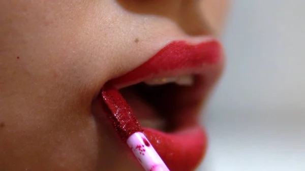 Jonge Vrouw Toepassing Van Rode Lippenstift Lippen — Stockfoto