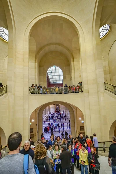 Paris Francja Circa Maja 2017 Schody Odwiedzających Muzeum Luwrze Paryżu — Zdjęcie stockowe