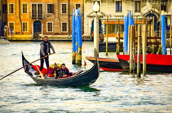 Venedig Italien März 2016 Venezianischer Gondoliere Der Bei Sonnenuntergang Eine — Stockfoto