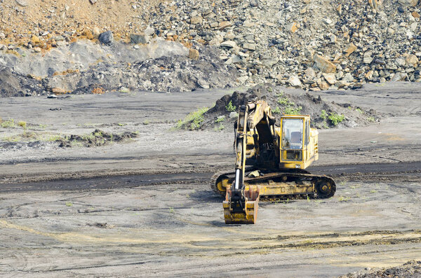 копатель в известняковом карьере
