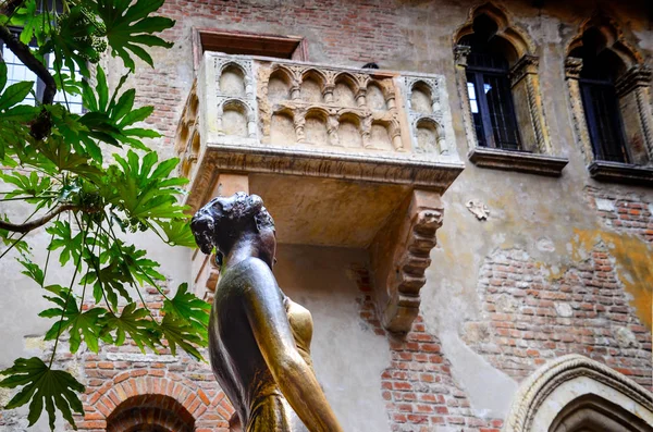 juliet, bir heykeli ile balkon arka planda düşük açılı çekim