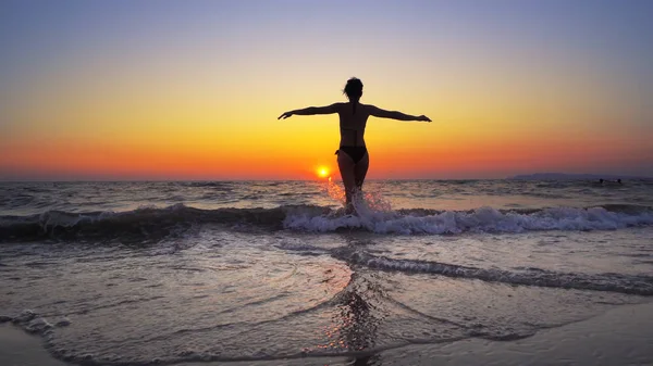 Mulher Andando Oceano Com Mãos Bem Abertas Fundo Pôr Sol — Fotografia de Stock