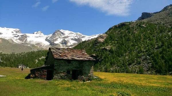 法国阿尔卑斯山壮观的全景 著名的徒步旅行的一部分 — 图库照片