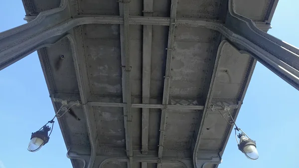 在法国巴黎的比尔 哈基姆桥下行走 — 图库照片