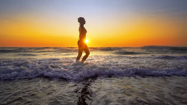 Žena Užívat Dovolenou Pobřeží Jaderského Moře Západ Pozadí — Stock fotografie