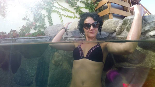 Brünette Frau Genießt Wasser Thermalbad Schwimmbad — Stockfoto