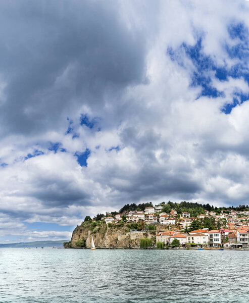 Панорама города Охрид и озера Охрид облачного весеннего дня, вертикальный
