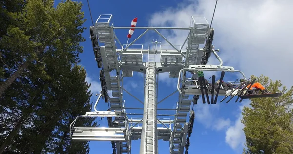 Bansko Bulgaria Circa Jan 2018 Skiers Riding Ropeway Mountains Sunny — Stock Photo, Image