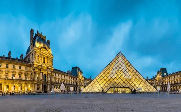 2017 年頃のパリ フランス 照らされたルーヴル美術館ピラミッド 博物館への入り口 — ストック写真