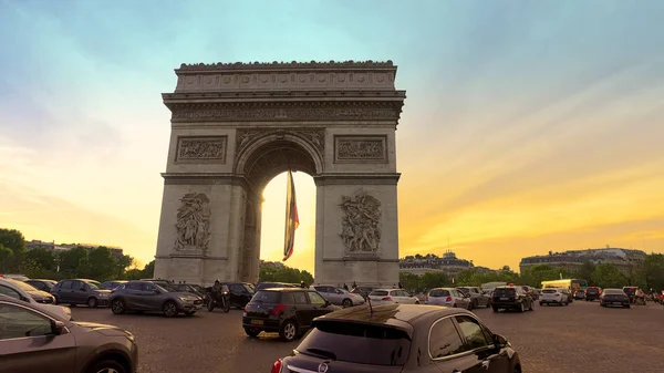 法国巴黎 2017年5月 日落背景下巴黎凯旋门附近的交通 — 图库照片