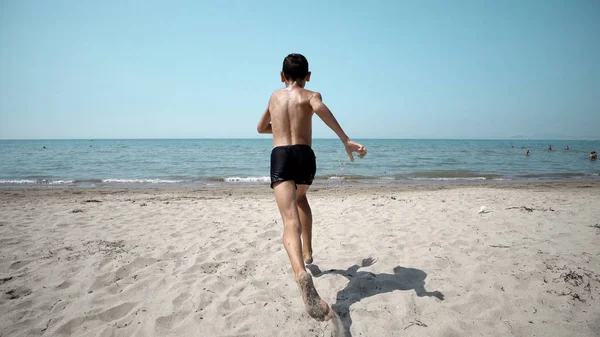 Glücklicher Junge Der Ins Meerwasser Steigt Kameraschwenk Vorne — Stockfoto