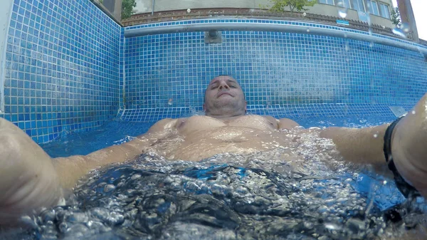 Hombre Relajante Hidroterapia Piscina Termal —  Fotos de Stock