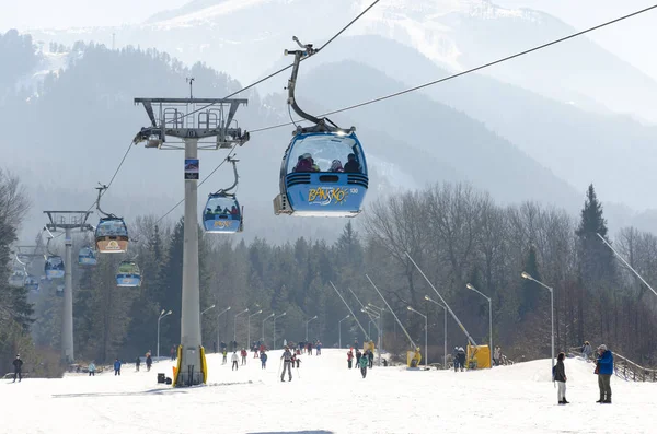 Bansko Bulgarije Circa Jan 2018 Skiërs Rijden Kabelbaan Bergen Zonnige — Stockfoto